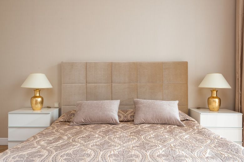 Сколько розеток нужно в изголовье и как их встроить без нарушения дизайна?