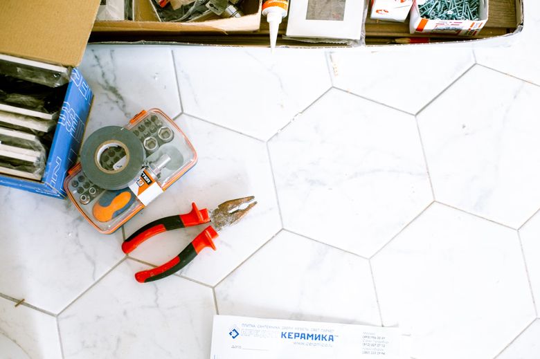 Технология укладки без сколов: подготовка основания, клей и инструмент