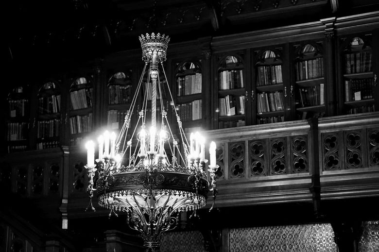 Какие нормы освещенности действуют для зон чтения и книжных стеллажей?